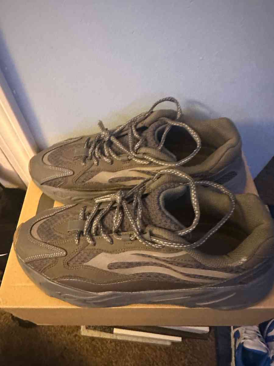 yeezy boost 700v2 geode size 10