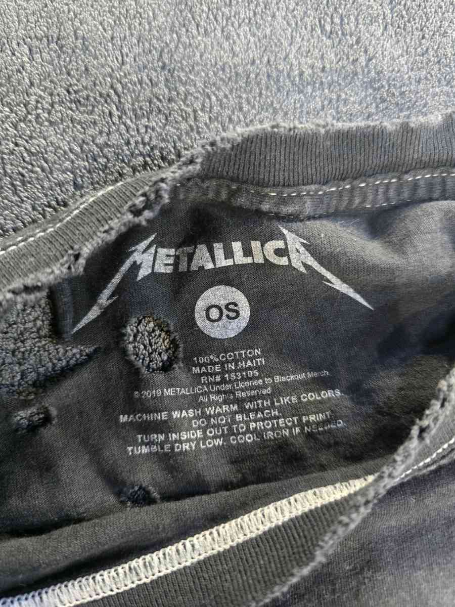 Metallica shirt size os