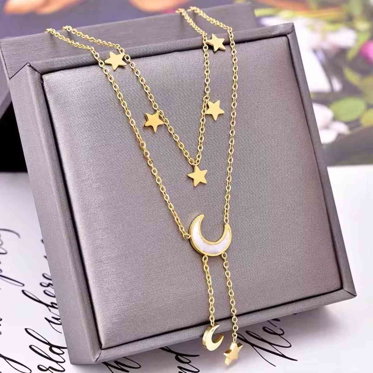 Double layering necklace with star