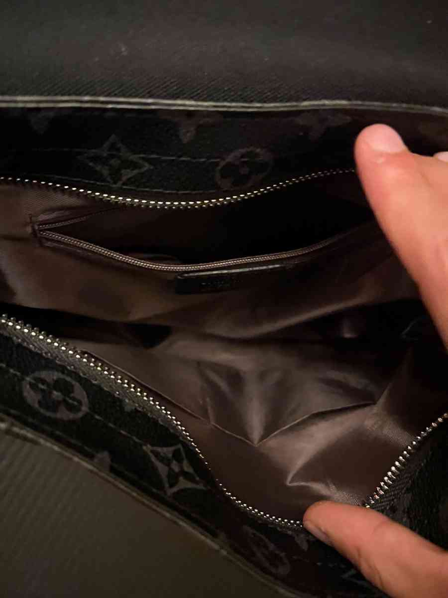 LV Messenger Bag  11 Rep  Crossbody  Unisex  Fast Shipping - Salem, Massachusetts - FleaMarketBay