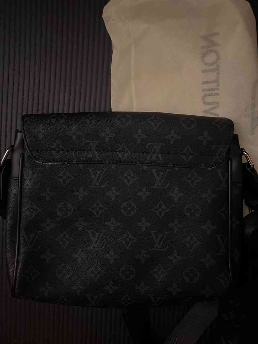 LV Messenger Bag  11 Rep  Crossbody  Unisex  Fast Shipping - Salem, Massachusetts - FleaMarketBay