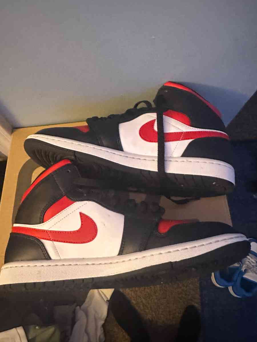 jordan 1 mid size 8 in half