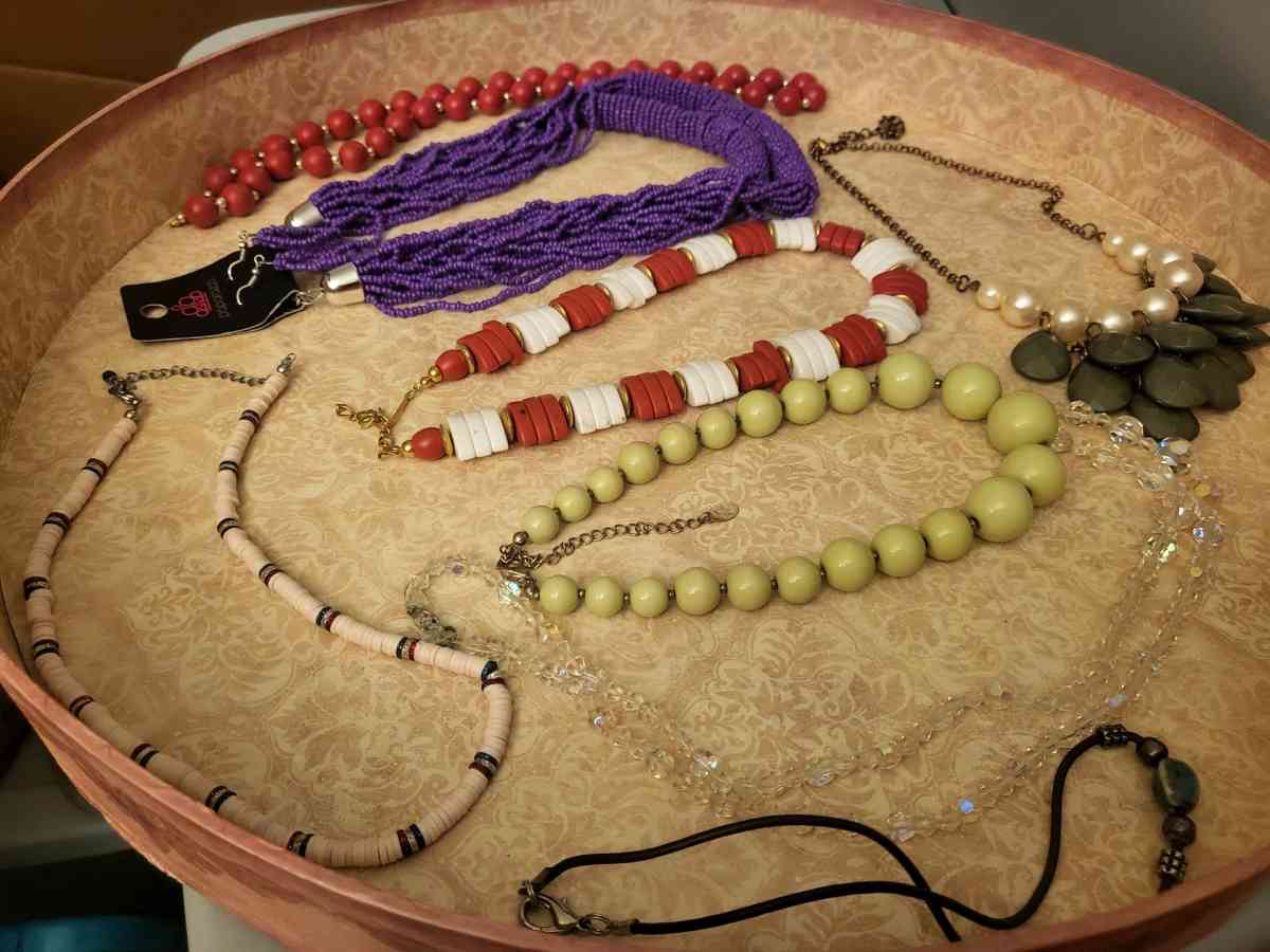 ASSORTED  FASHION  NECKLACES - Vacaville, California - FleaMarketBay