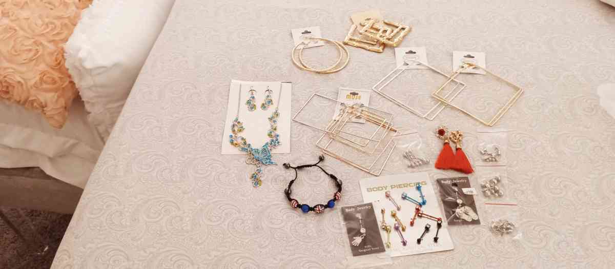 clearing out Jewelry - Orovada, Nevada - FleaMarketBay