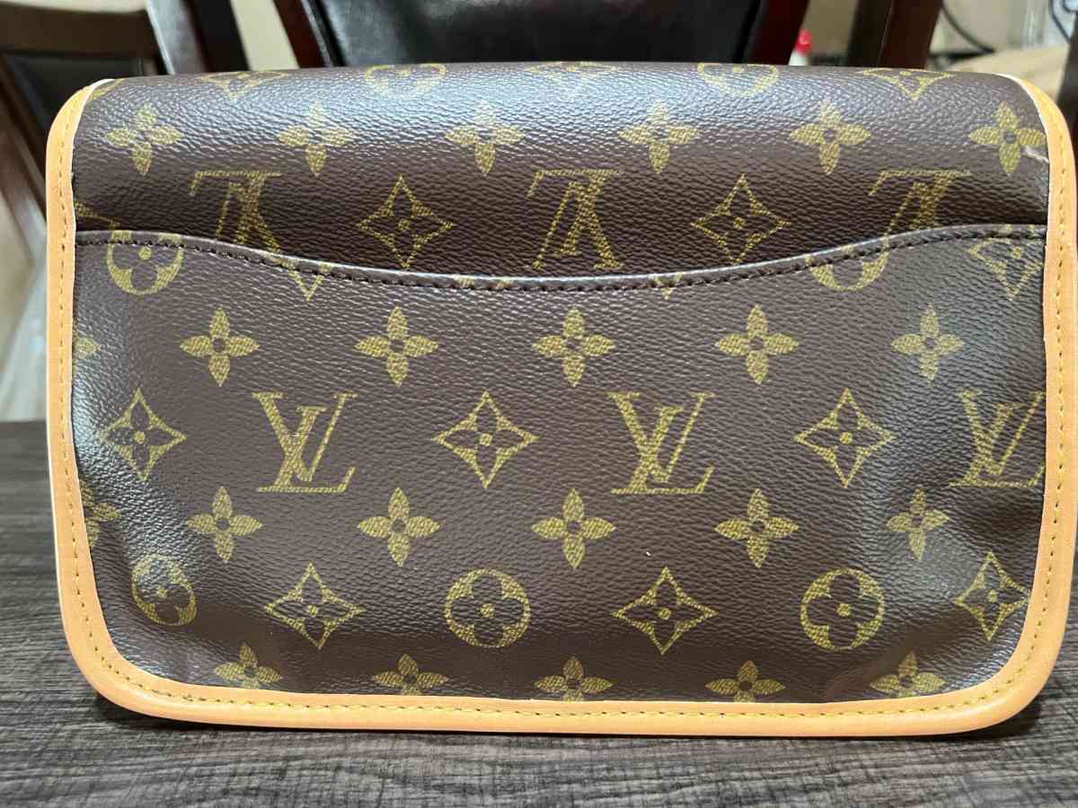Lv Diane shoulderbag - Hendersonville, Tennessee - FleaMarketBay