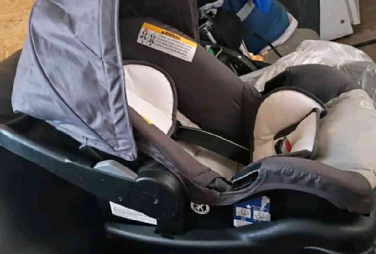 NEW BASSINET AND NEW INFANT CAR SEAT