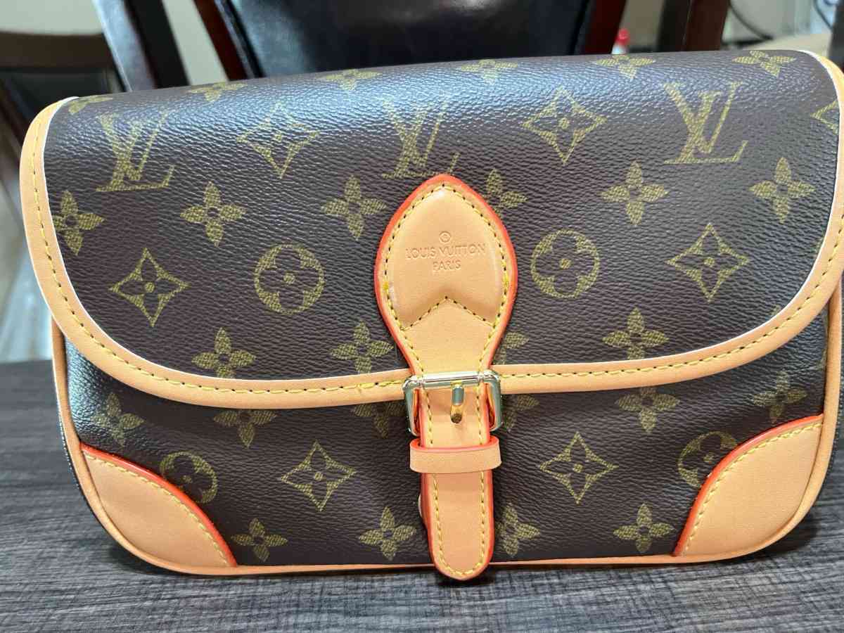 Lv Diane shoulderbag - Hendersonville, Tennessee - FleaMarketBay