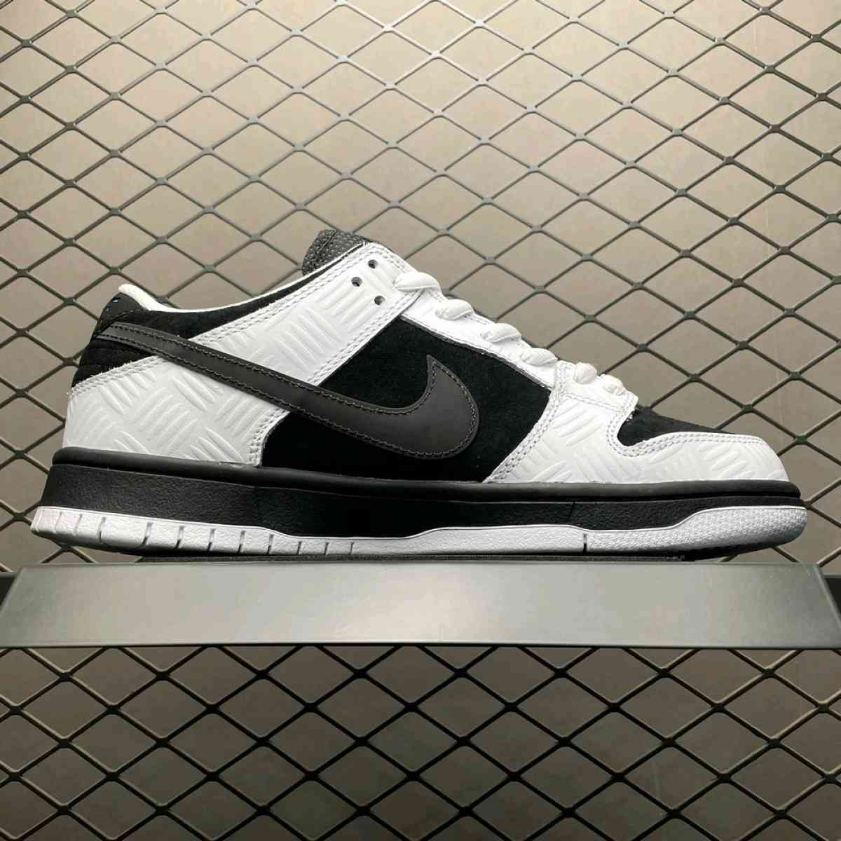 TIGHTBOOTH x Nike SB Dunk Low PRO