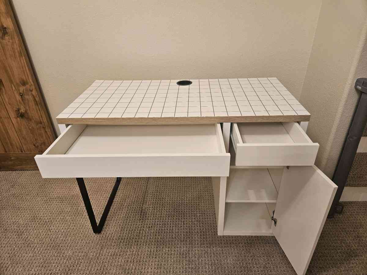 white IKEA Desk - Washougal, Washington - FleaMarketBay