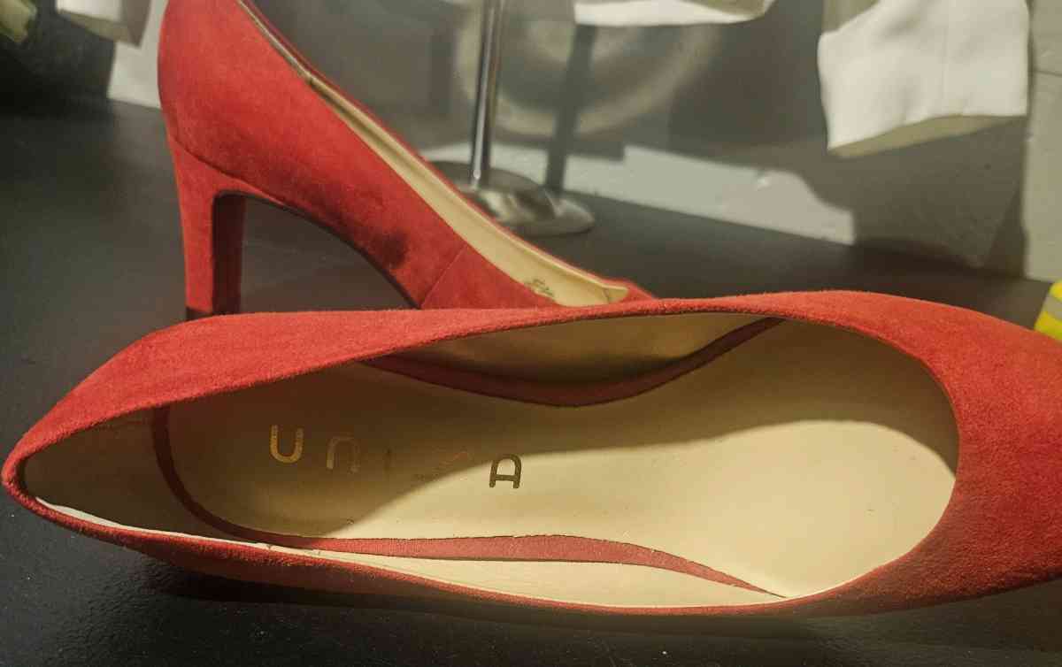 unisa red short heel sz 95