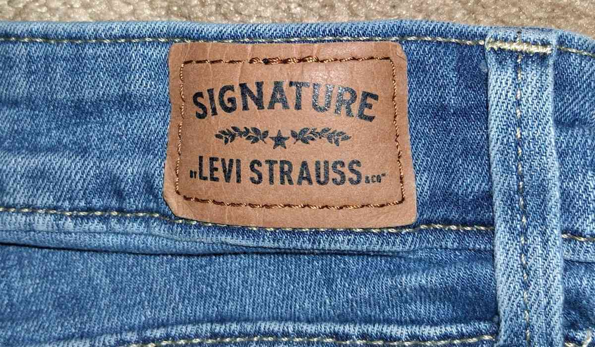 JUNIORS LEVI STRAUSS SIGNATURE MID RISE SLIM DENIM JEANS - Elysburg, Pennsylvania - FleaMarketBay