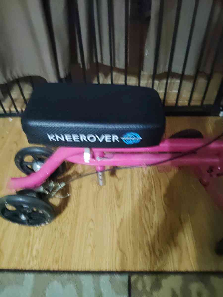 Knee scooter with basket