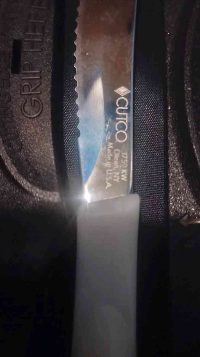 Cutco knife set petite Carver and table knife and trimmer