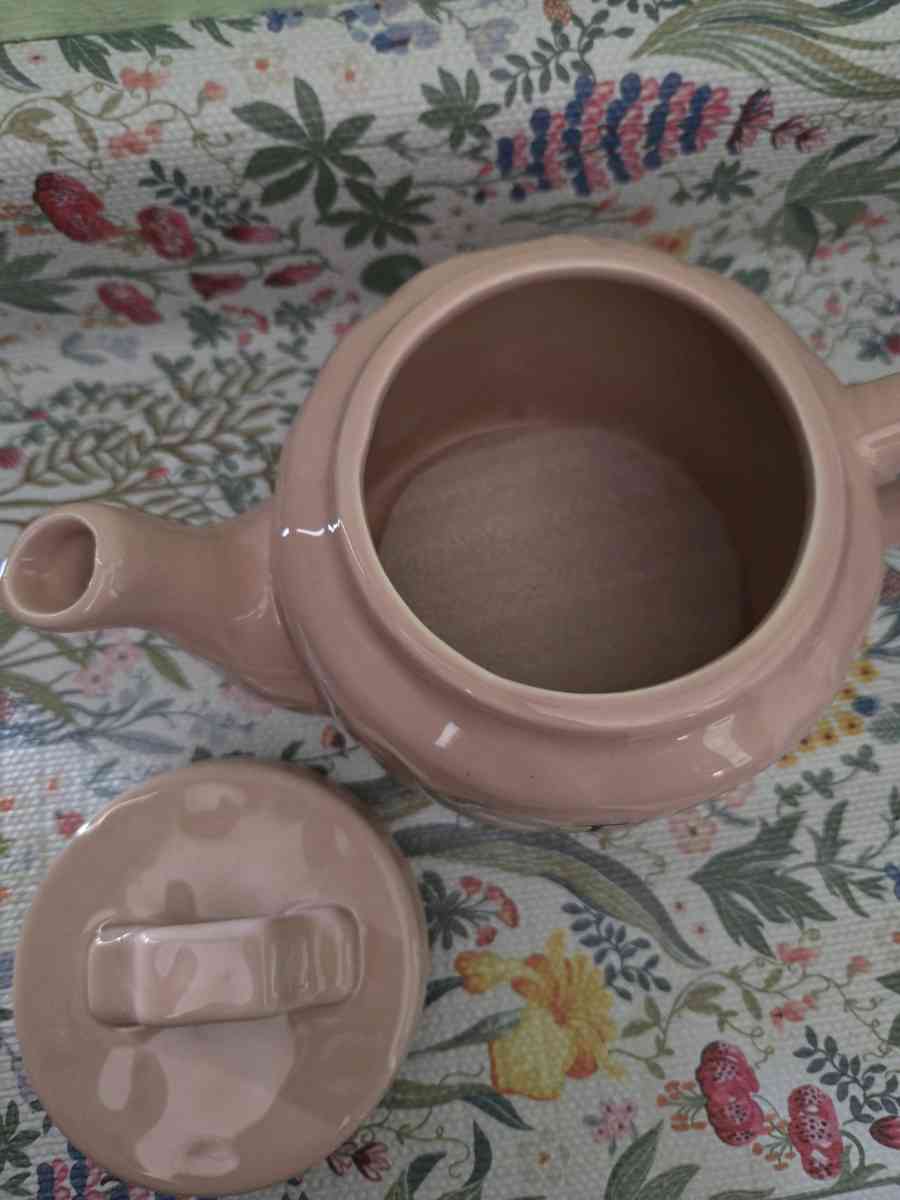 Ceramic pink tea pot