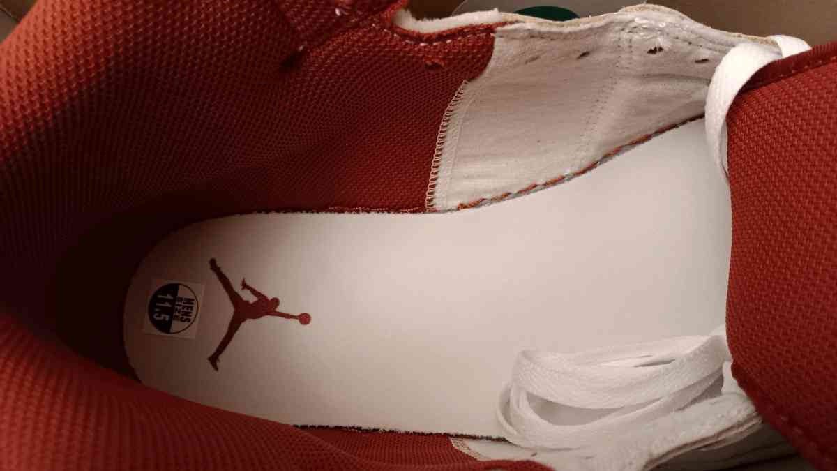 Air Jordan 1 mid SE - Plain Dealing, Louisiana - FleaMarketBay