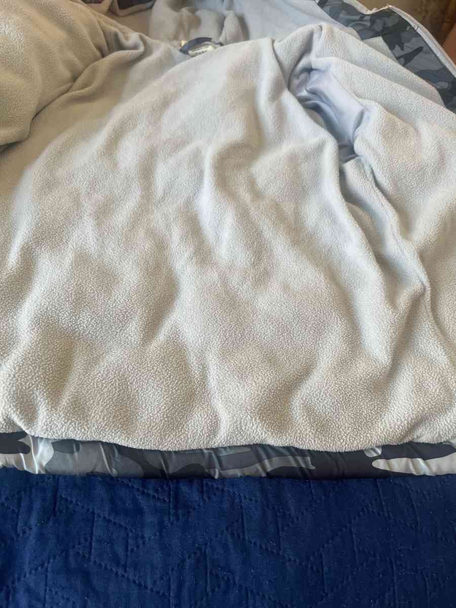 boys jacket size 6 to 7 full zip with two zipper pockets