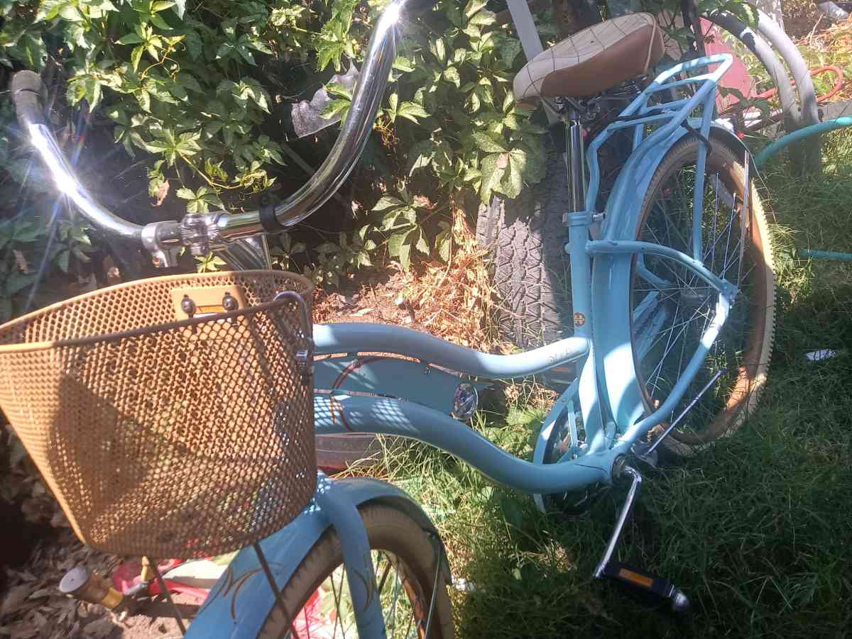 Huffy Nel Lusso Beach Cruiser 26 inch with basket and shelf