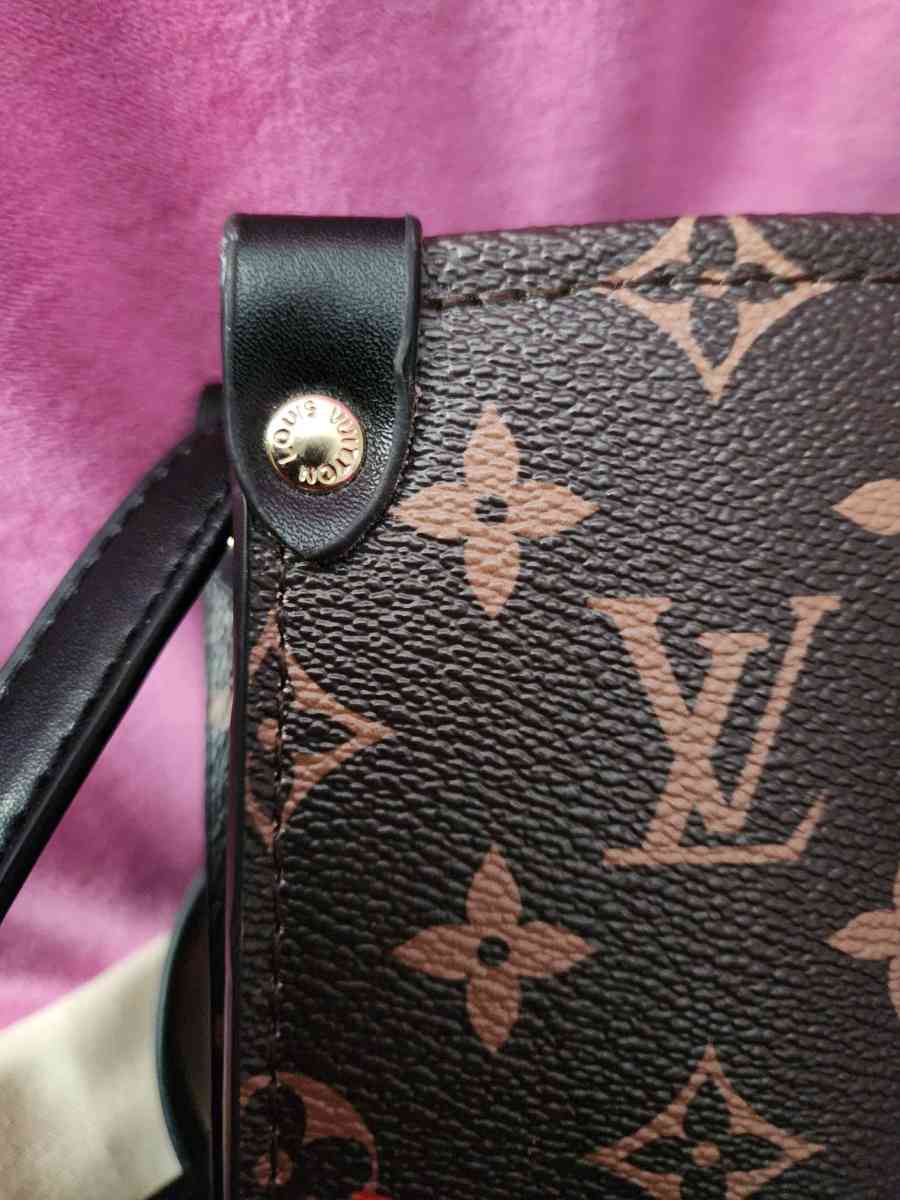 Louis Vuitton LTD love on the go Mm