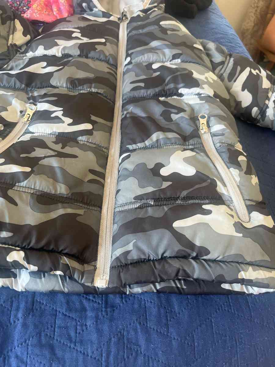 boys jacket size 6 to 7 full zip with two zipper pockets