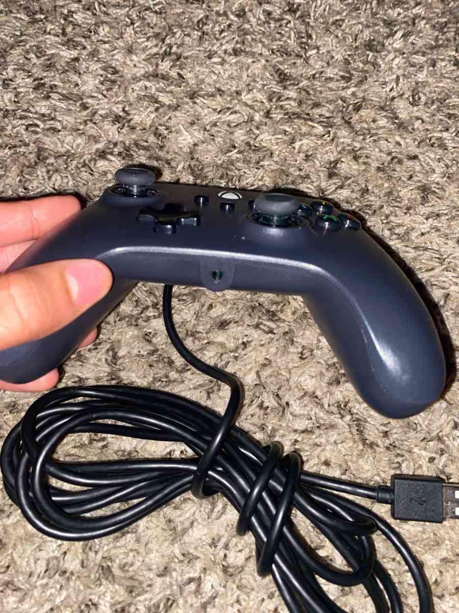 wired Xbox one controller with charger - Mcdonough, Georgia - FleaMarketBay