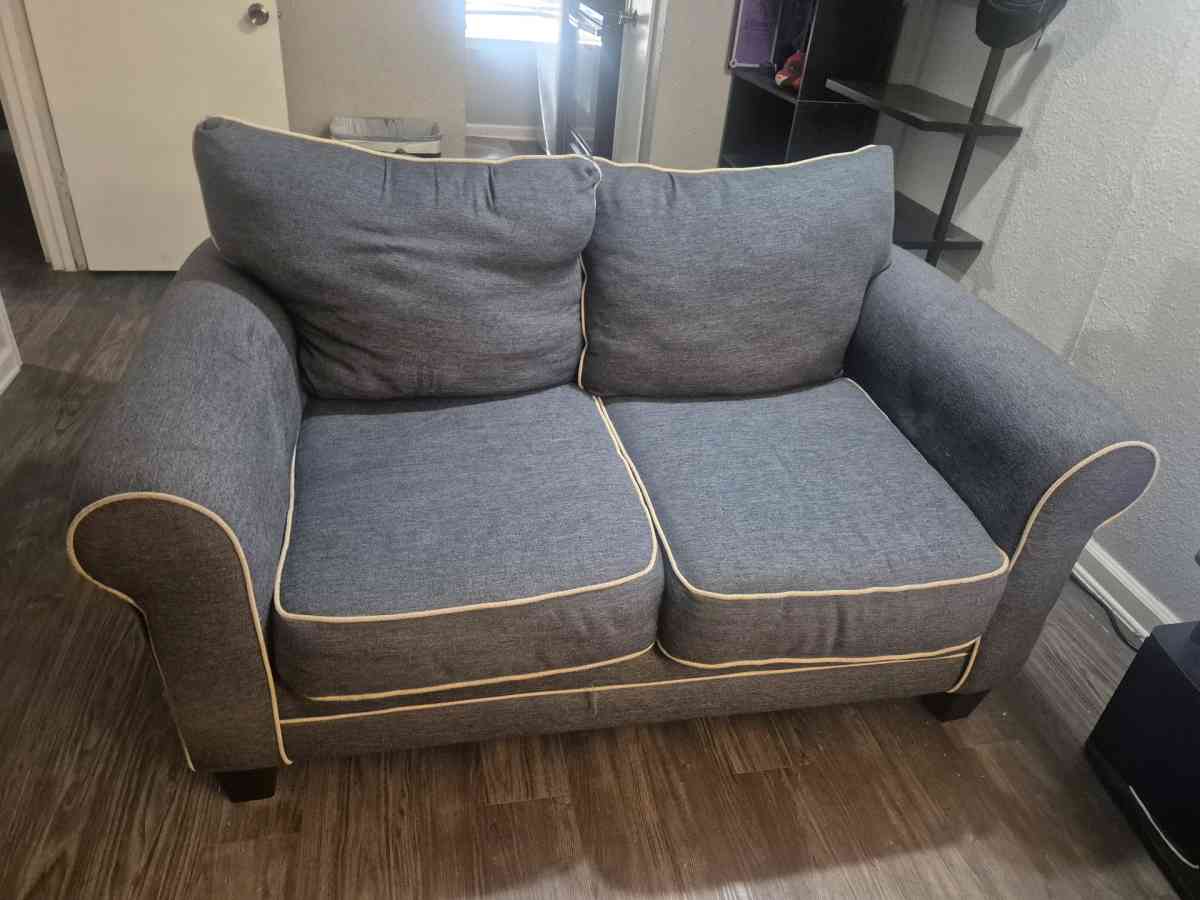 blue loveseat - Dallas, Texas - FleaMarketBay