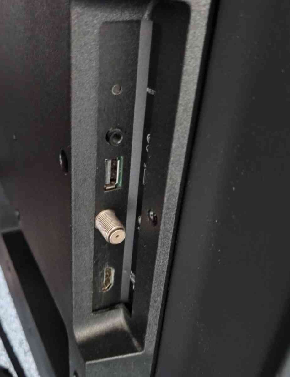 55 Element Xumo 4k Ultra HD Smart Tv With LED Light - Pawtucket, Rhode Island - FleaMarketBay