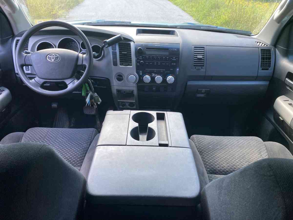 2007 Toyota Tundra SR5 57 V8 reg only shes a beast