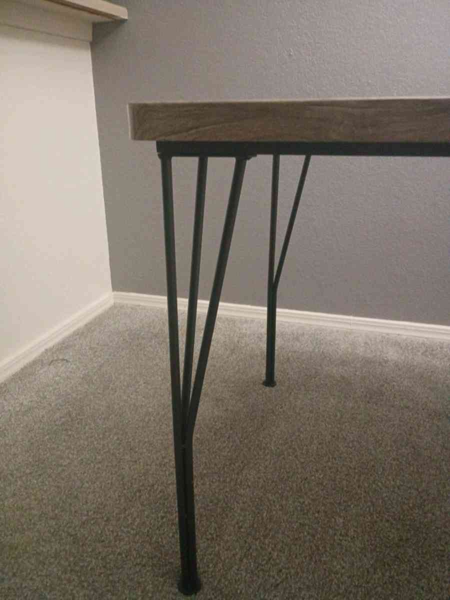 is a beautiful brown table  and I am selling it for 48 - Oklahoma City, Oklahoma - FleaMarketBay