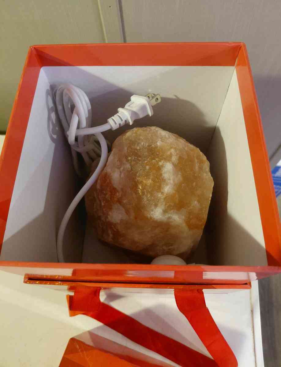 hymalayan salt lamp - Acworth, Georgia - FleaMarketBay