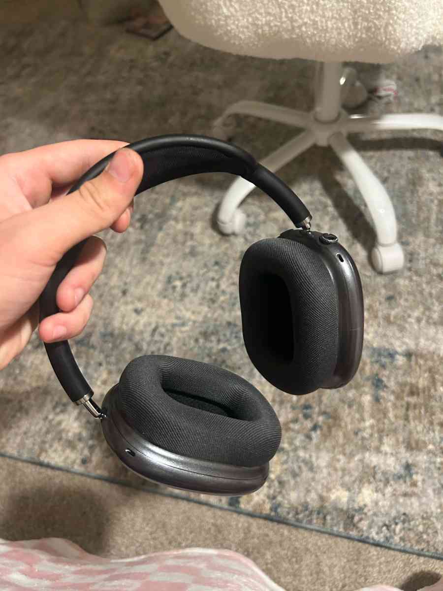 AirPods Max - California Hot Springs, California - FleaMarketBay