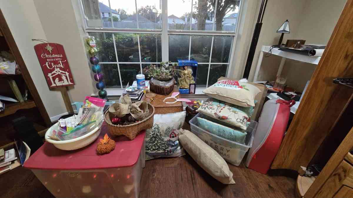 Moving Sale with furniture collectibles kitchenware Vintage - Dickinson, Texas - FleaMarketBay