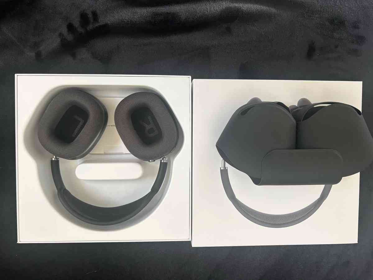 AirPods Maxes Collar black - California City, California - FleaMarketBay