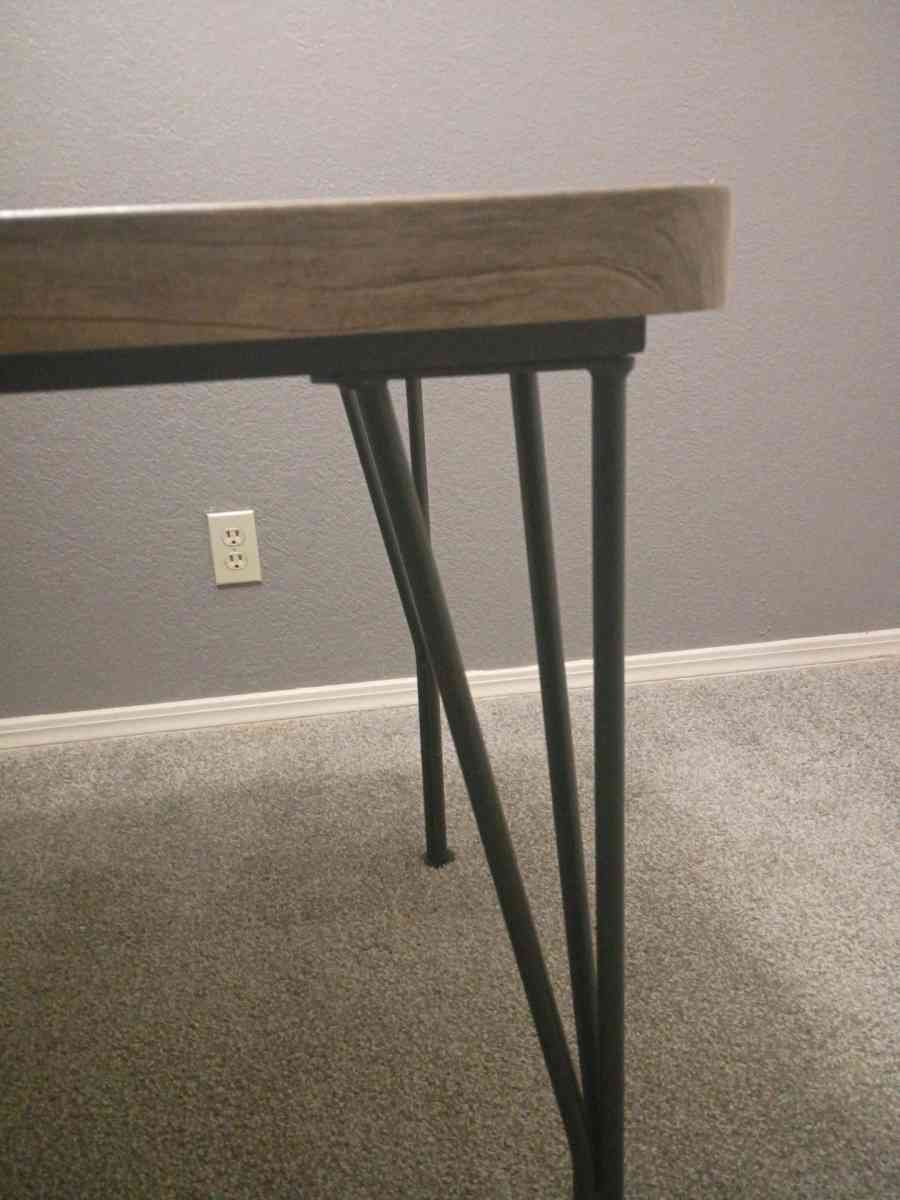 is a beautiful brown table  and I am selling it for 48 - Oklahoma City, Oklahoma - FleaMarketBay