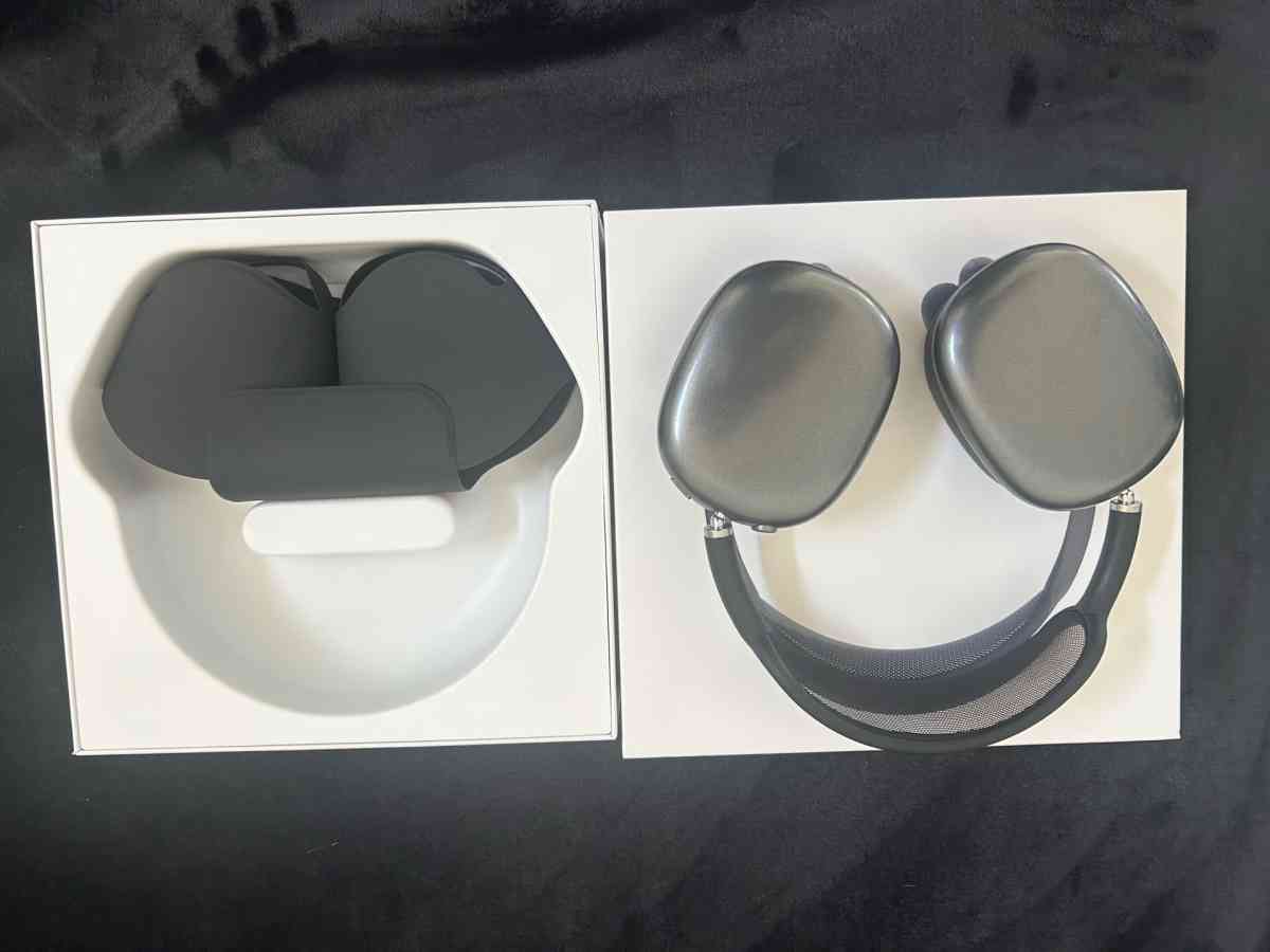 AirPods Maxes Collar black - California City, California - FleaMarketBay