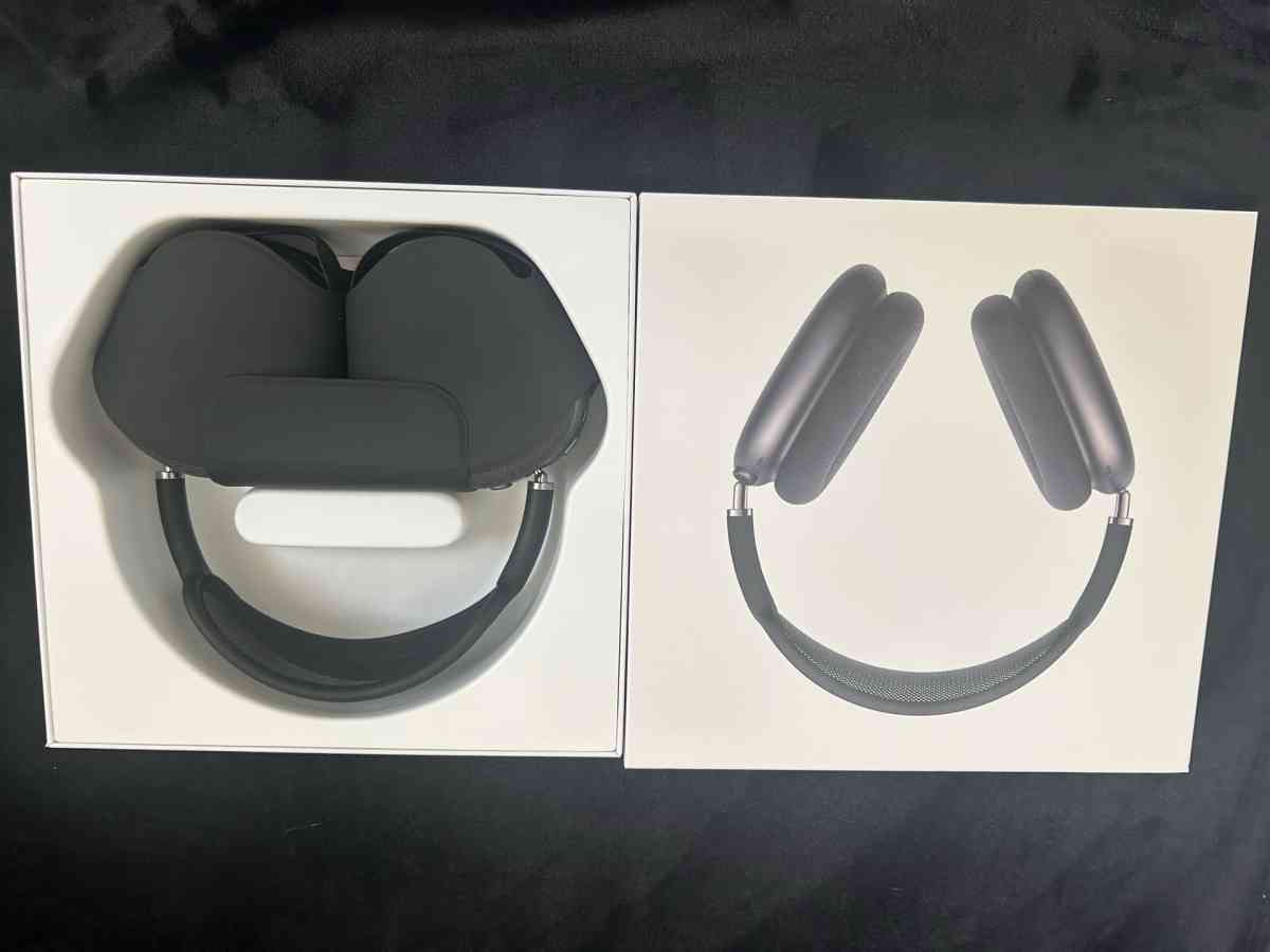 AirPods Maxes Collar black - California City, California - FleaMarketBay