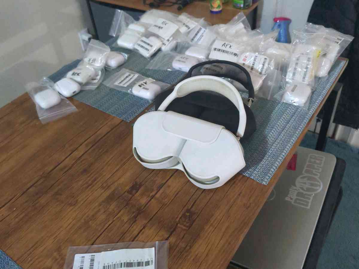 Apple Max headphones Apple earbuds