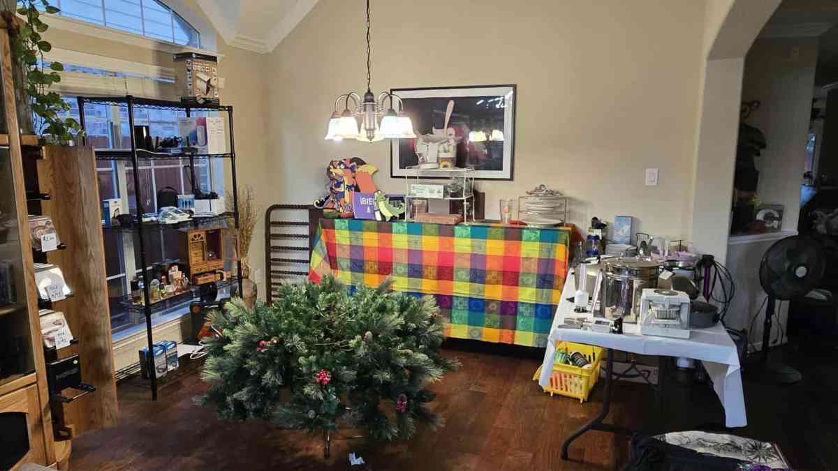 Moving Sale with furniture collectibles kitchenware Vintage - Dickinson, Texas - FleaMarketBay