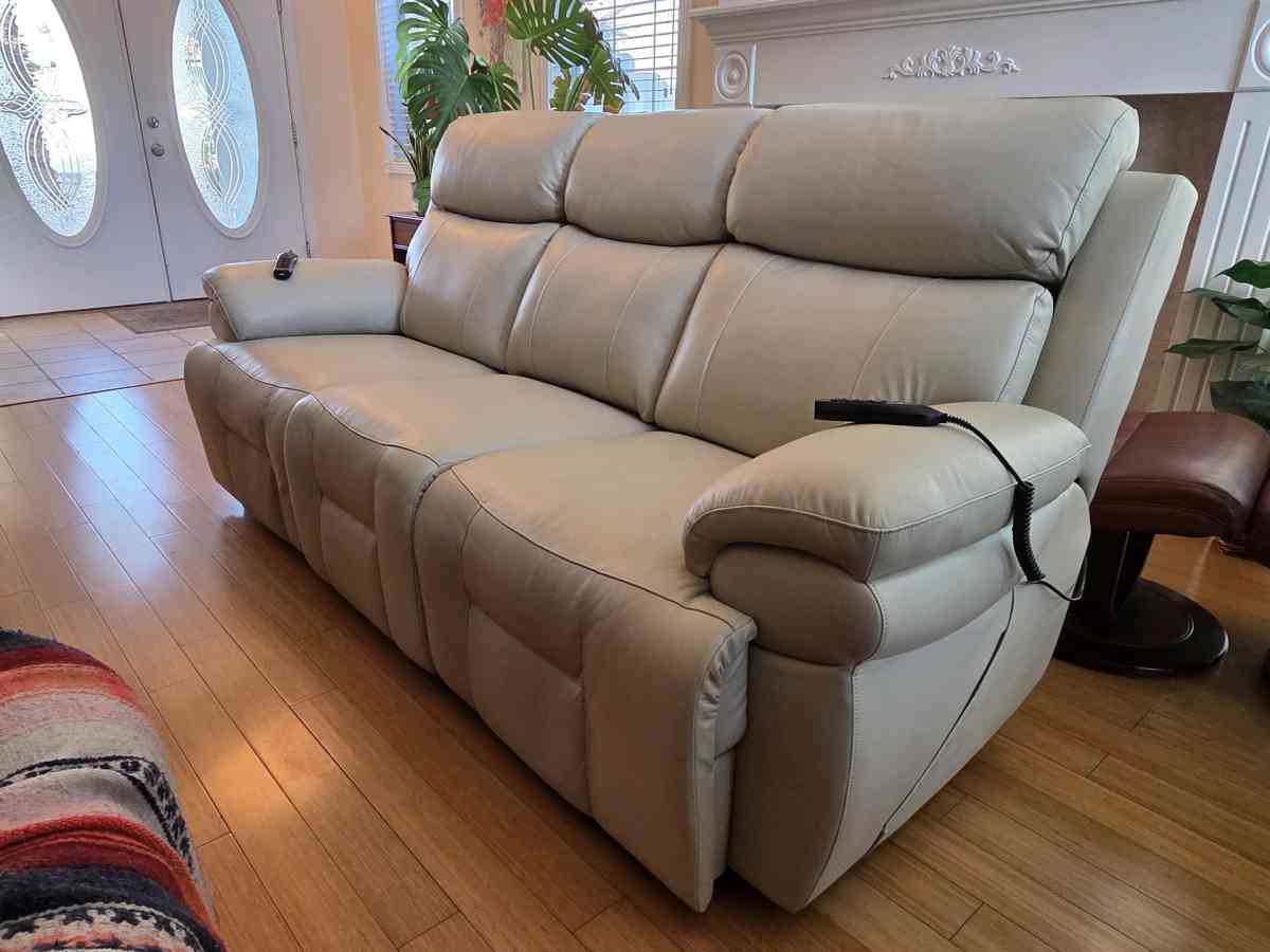 beautiful power sofa - Henderson, Nevada - FleaMarketBay