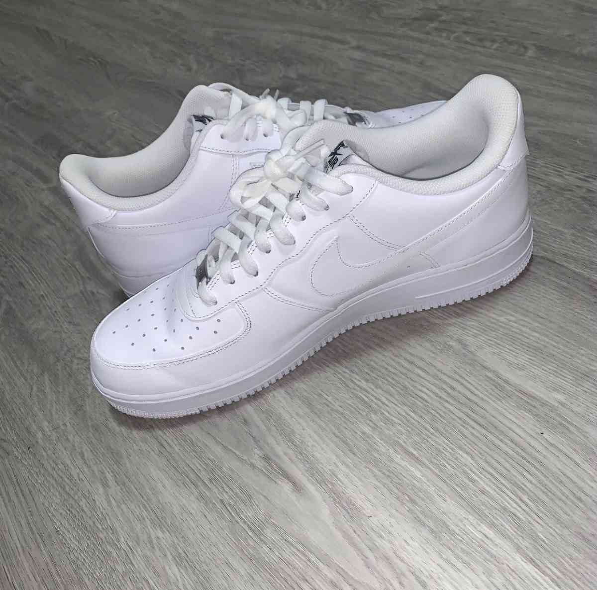 Nike Dunk plane white - California City, California - FleaMarketBay