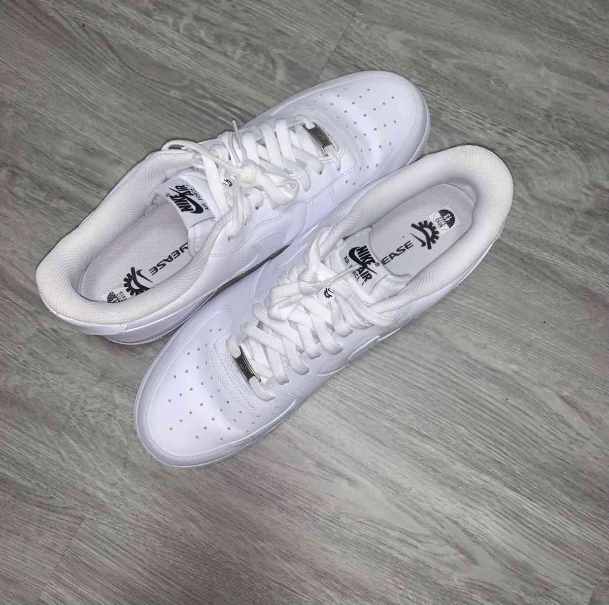 Nike Dunk plane white - California City, California - FleaMarketBay