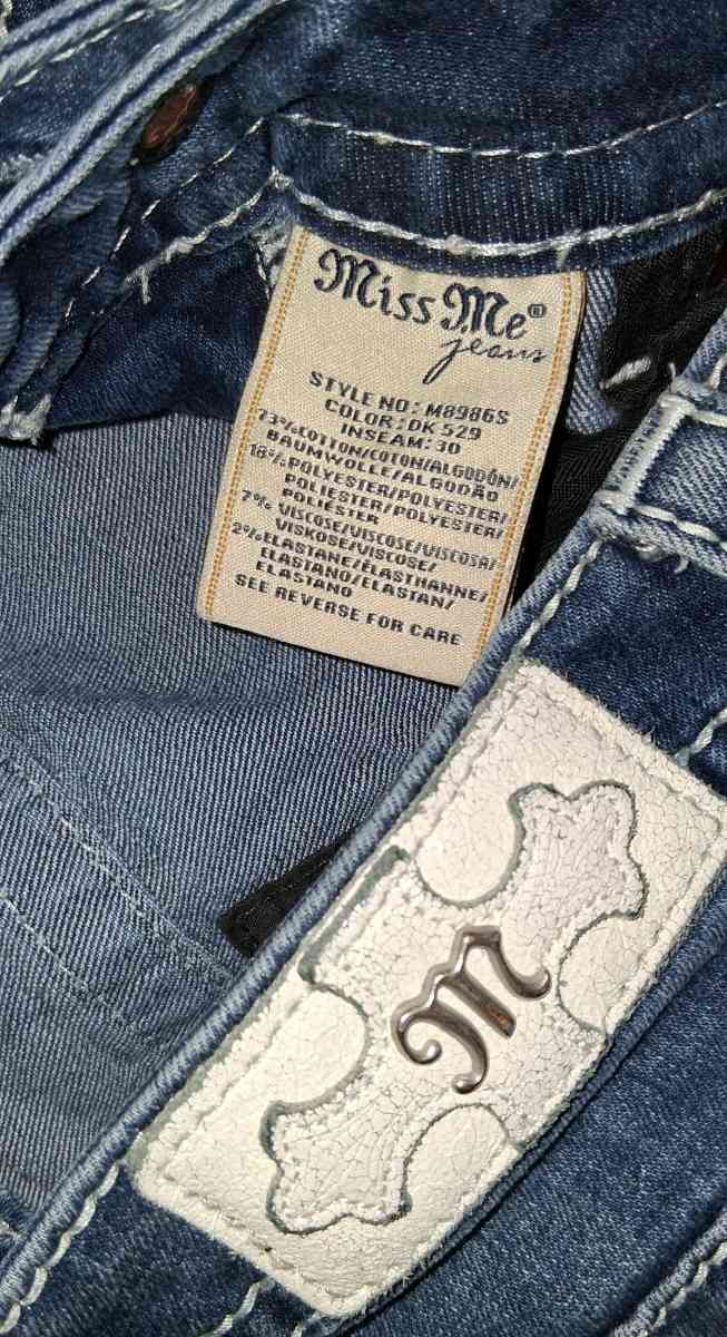 MISS ME SKINNY JEANS WITH EMBROIDED FEATHERS SIZE 24