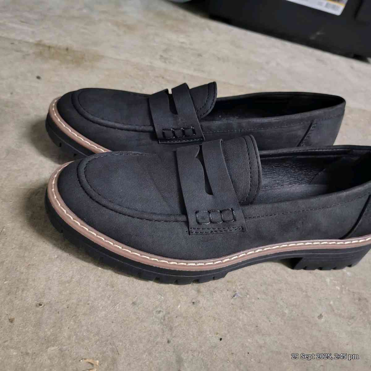 Womens black close toe shoe