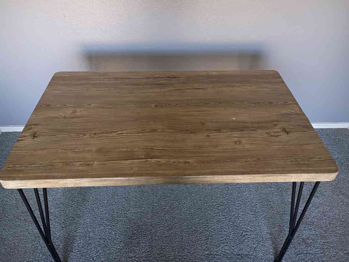 is a beautiful brown table  and I am selling it for 48 - Oklahoma City, Oklahoma - FleaMarketBay