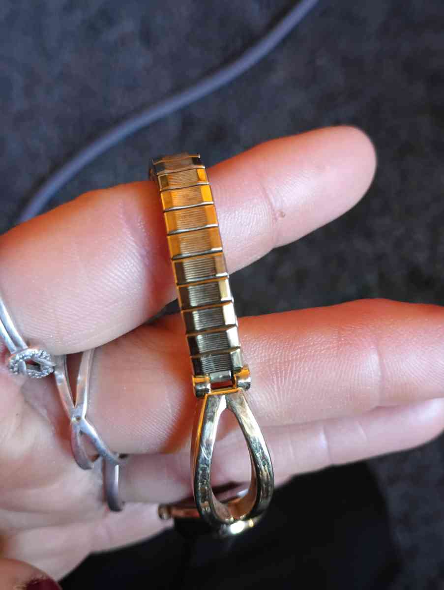 Vtg Gold tone ladies Quartz time piece Analog with Flex Band