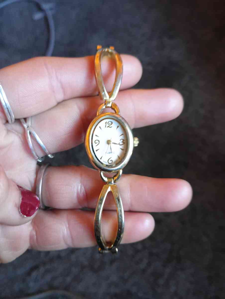 Vtg Gold tone ladies Quartz time piece Analog with Flex Band