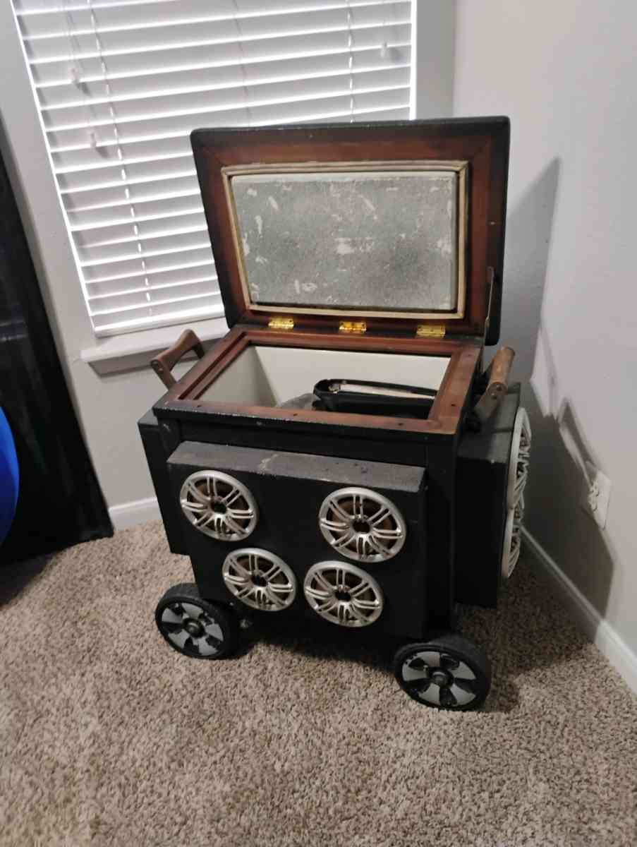 cooler with speakers - Houston, Texas - FleaMarketBay