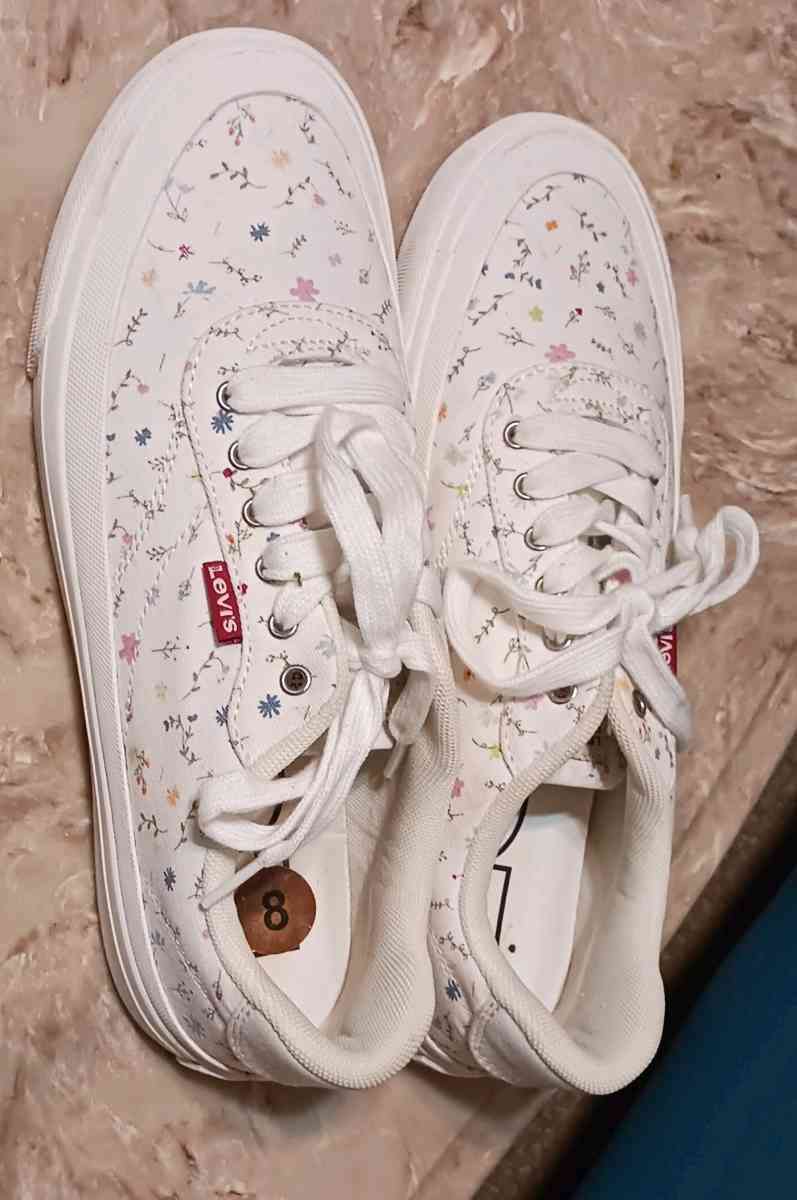 Womens Levis Shoes Size 8 and a half