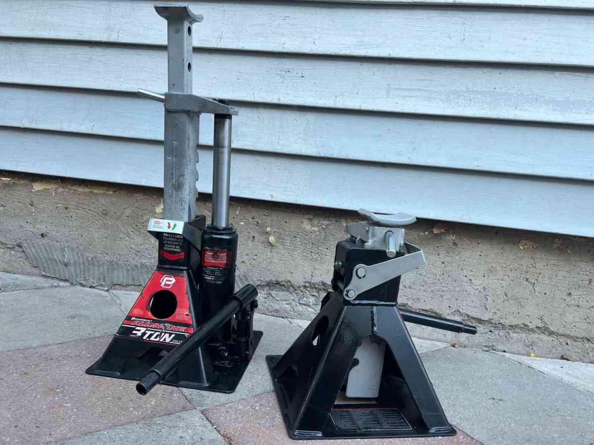 two 3 ton unijacks