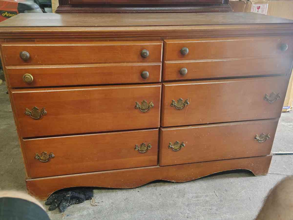 dressers and a headboard - Saint Augustine, Florida - FleaMarketBay