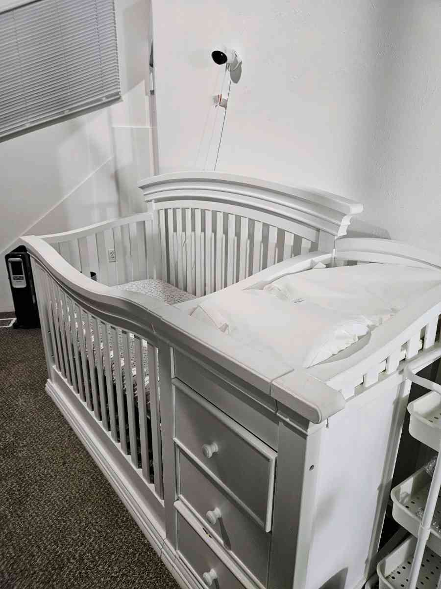 Baby crib with included mattress bumper